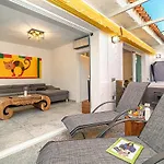 Mogan Luxury Apartment, Sea Views, Jacuzzi And Sauna.
