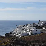 North Cliff Apartment *The Ocean Beneath Your Feet*