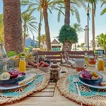 Pharus: Retro Beach Home