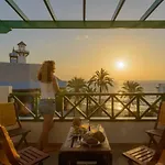 Delightful Front Beach Apartment. Sunrise Views!