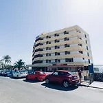 Modern Concept Estudio Junto Al Mar Con Piscina