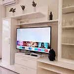 Yumbo Queen Apartment