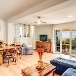 Luxury Apartament , Sea Views Private Garden