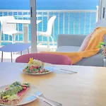 Beach Front Studio. Oceanview Terrace. Fastwifi