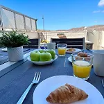 Spacious House With Pool Views And Bbq, Eternal Summer Serenity