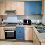 Spacious House With Pool Views And Bbq, Eternal Summer Serenity