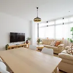 Moderno Piso De 3 Habitaciones Cerca De Triana