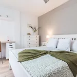 Home2Book Stylish & Bright Bakea Apartment