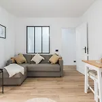 Home2Book Stylish & Bright Bakea Apartment
