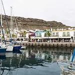 Precioso Yate En El Centro Del Puerto De Mogan