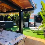 Oasis Beach Holiday Home With Jacuzzi