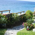 Bungalow Auf Einem Felsen Direkt Am Meer