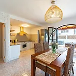 Wonderful Holiday Home With Seaview And Jacuzzi